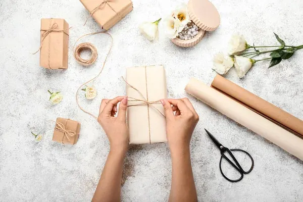 Cómo envolver regalos paso a paso de forma fácil y rápida