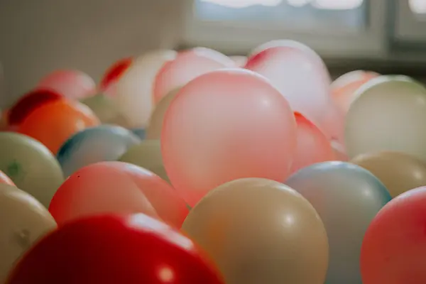 El color tiene una gran influencia en la percepción de un espacio. Antes incluso de fijarse en los objetos individuales, los invitados perciben la combinación general de tonalidades y la sensación que transmite.